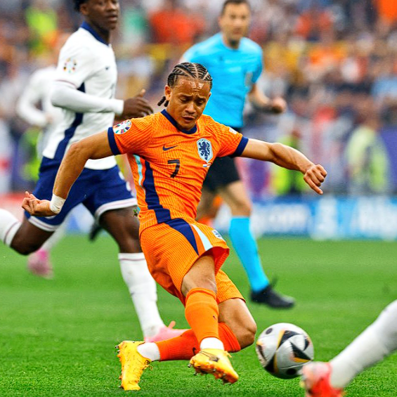 熱刺高價(jià)引援西蒙斯遭質(zhì)疑：表現(xiàn)低迷引多方批評(píng)