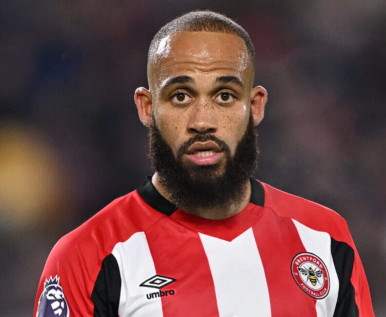 在英超聯(lián)賽第11輪的激烈角逐中，曼聯(lián)隊踏上客場之旅，與實力強(qiáng)勁的熱刺隊展開了一場備受矚目的對決。這場比賽對于雙方而言都至關(guān)重要，關(guān)乎著各自在積分榜上的排名以及后續(xù)賽季的走勢，因此從比賽伊始，雙方球員便迅速進(jìn)入狀態(tài)，在綠茵場上展開了激烈的拼搶。 比賽進(jìn)行到第32分鐘時，場上局勢出現(xiàn)了關(guān)鍵轉(zhuǎn)折。曼聯(lián)隊的<a  style='color: blue;'>姆伯莫</a>憑借其敏銳的門前嗅覺和出色的跑位意識，抓住了熱刺隊防守瞬間的漏洞，成功接到隊友精準(zhǔn)的傳球后，果斷起腳射門，皮球如離弦之箭般直竄球門死角，為曼聯(lián)隊首開記錄。這一進(jìn)球不僅點燃了曼聯(lián)隊球員和現(xiàn)場球迷的熱情，也充分展現(xiàn)了姆伯莫近期持續(xù)保持的良好競技狀態(tài)。他在進(jìn)攻端的積極跑動和高效得分能力，成為了曼聯(lián)隊本場比賽打破僵局的關(guān)鍵因素。 值得一提的是，就在昨日，姆伯莫剛剛迎來了職業(yè)生涯中的一個高光時刻&mdash;&mdash;領(lǐng)取了英超10月最佳球員的獎杯。這一榮譽(yù)是對他在10月份賽場上出色表現(xiàn)的肯定與褒獎。在10月的賽事中，姆伯莫多次憑借個人的出色發(fā)揮，為曼聯(lián)隊攻城拔寨，幫助球隊取得了優(yōu)異的成績。而今天，在英超第11輪的賽場上，他再次用實際行動證明了自己的實力，延續(xù)了近期火熱的狀態(tài)。 回顧本賽季至今的表現(xiàn)，姆伯莫堪稱曼聯(lián)隊進(jìn)攻線上的核心球員之一。截至目前，他共代表曼聯(lián)隊出戰(zhàn)了12場比賽，在這12場比賽中，他展現(xiàn)出了強(qiáng)大的進(jìn)攻火力，共計貢獻(xiàn)了6粒進(jìn)球和2次助攻。他的進(jìn)球方式多樣，既有禁區(qū)內(nèi)的搶點射門，也有遠(yuǎn)距離的精彩抽射；而他的助攻則體現(xiàn)了其出色的傳球視野和團(tuán)隊協(xié)作精神，常常能為隊友創(chuàng)造出絕佳的得分機(jī)會。 姆伯莫的出色表現(xiàn)，無疑為曼聯(lián)隊在本賽季的征程中注入了強(qiáng)大的動力。隨著比賽的深入，相信他將繼續(xù)保持這樣的良好狀態(tài)，為曼聯(lián)隊帶來更多的勝利和驚喜，助力球隊在英超賽場上取得更加優(yōu)異的成績。